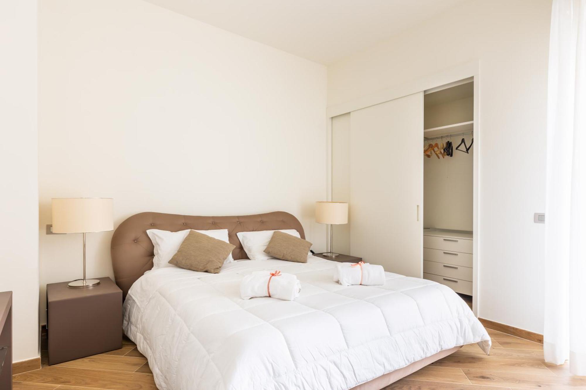 Apartment Exclusive Getaway - With Shared Pool & Parking