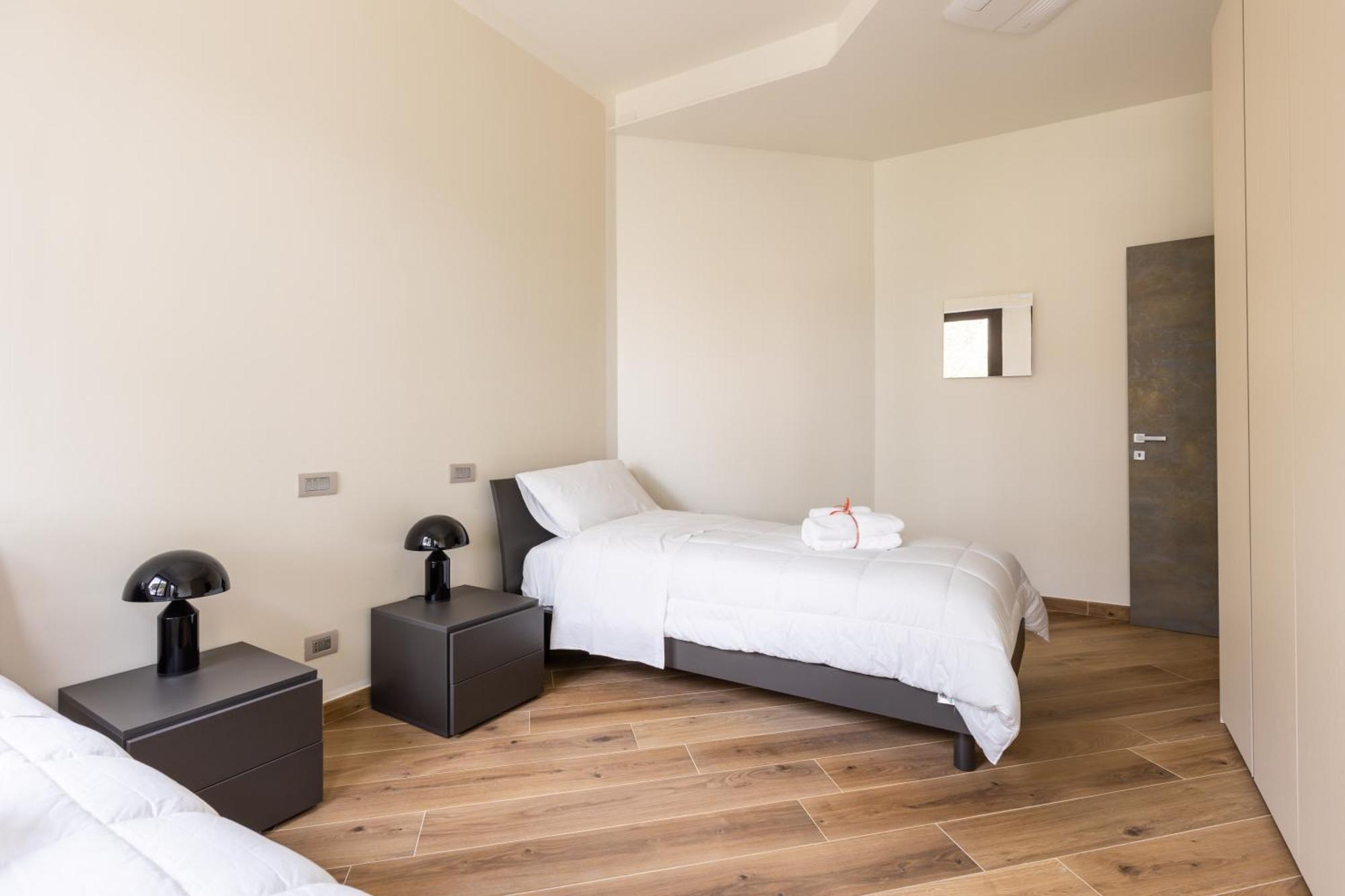Apartment Exclusive Getaway - With Shared Pool & Parking