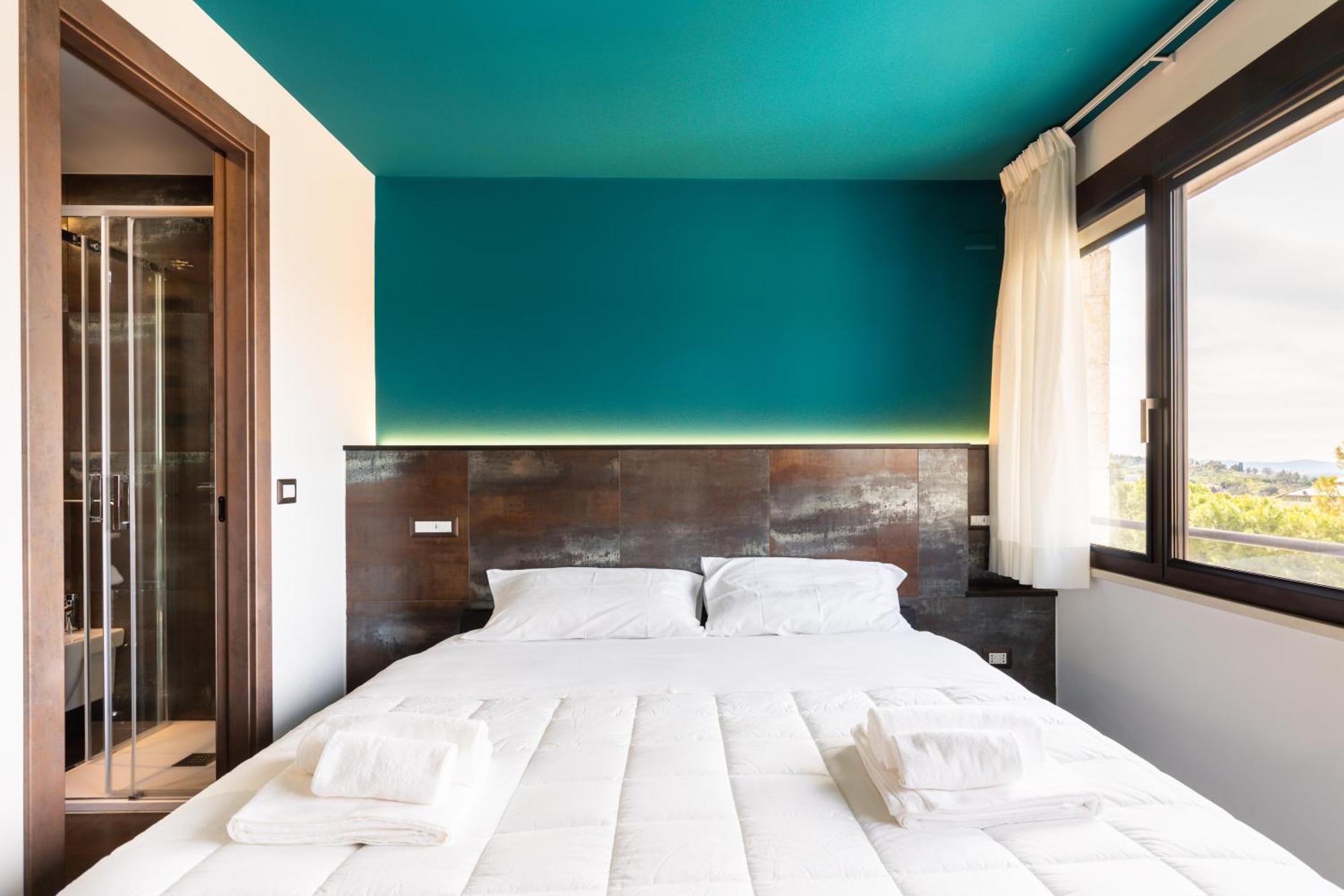 Exclusive Getaway - With Shared Pool & Parking Apartment *