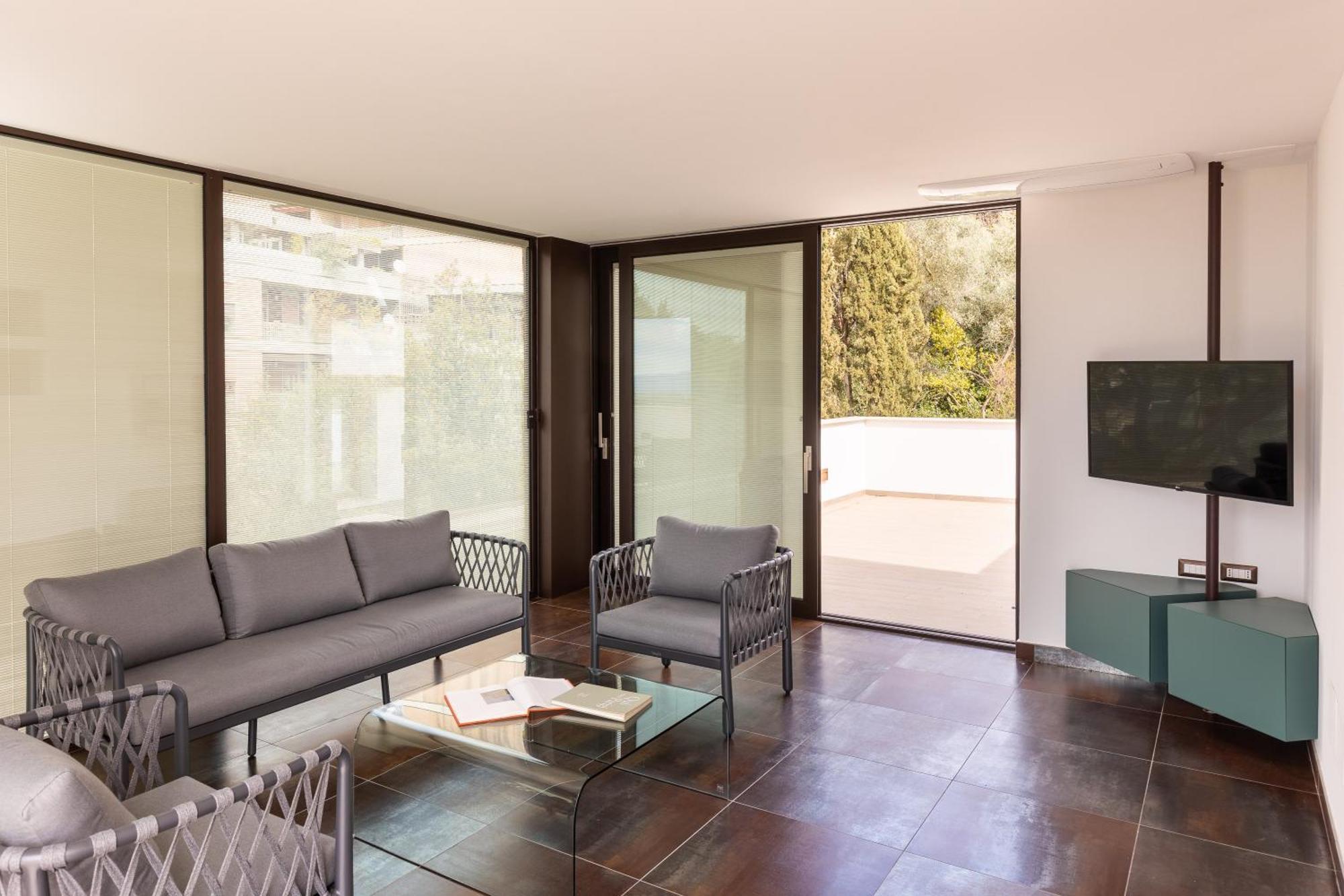 Exclusive Getaway - With Shared Pool & Parking Apartment