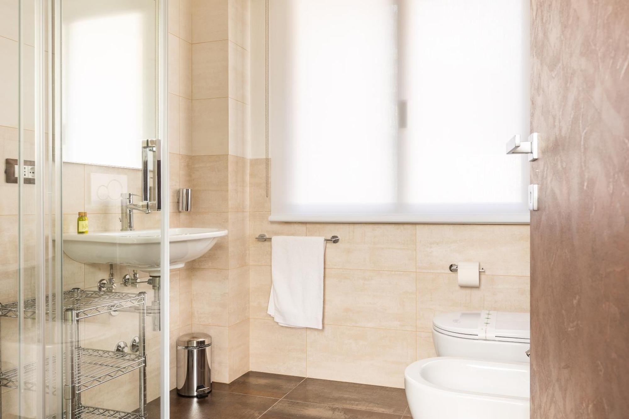 Apartment Exclusive Getaway - With Shared Pool & Parking