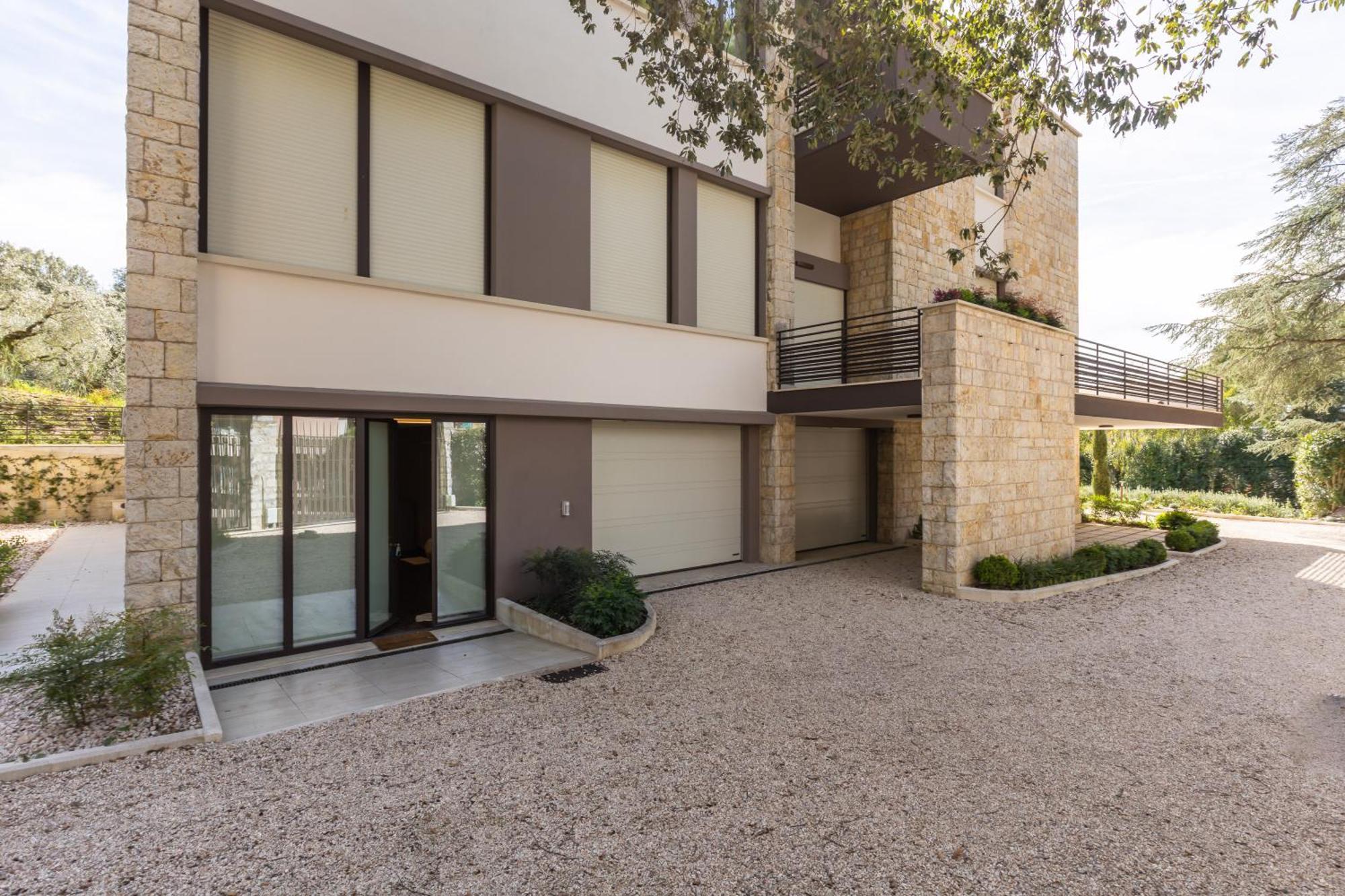 Exclusive Getaway - With Shared Pool & Parking