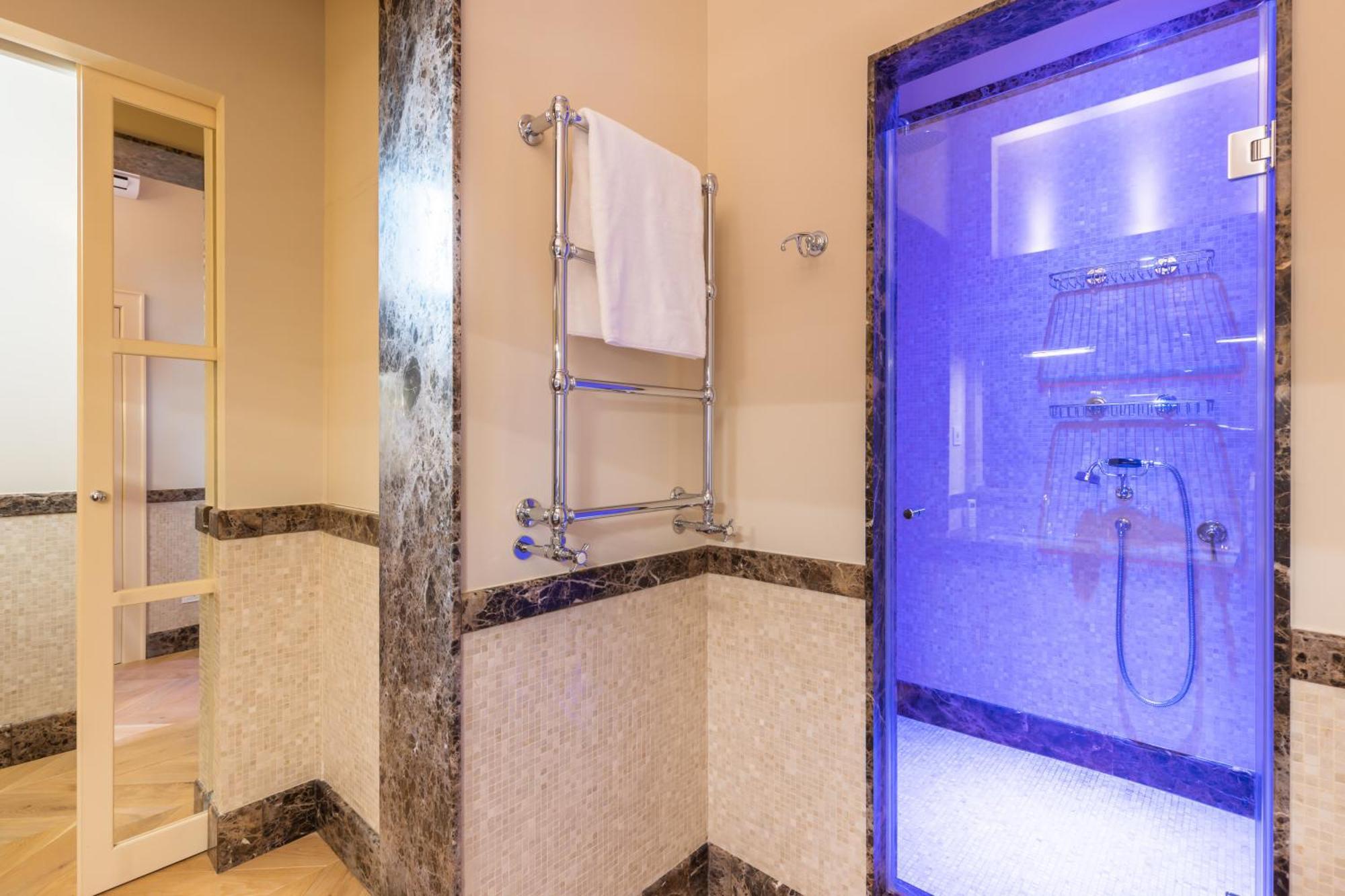 Exclusive Getaway - With Shared Pool & Parking *