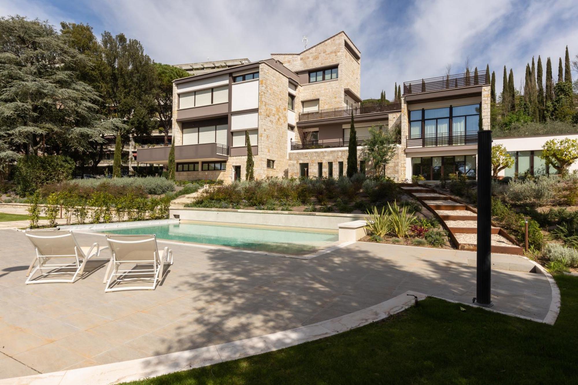Apartment Exclusive Getaway - With Shared Pool & Parking *