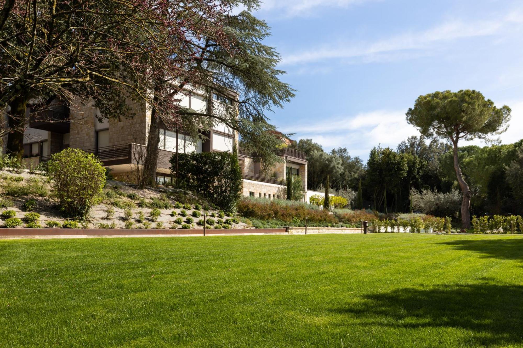 Apartment Exclusive Getaway - With Shared Pool & Parking
