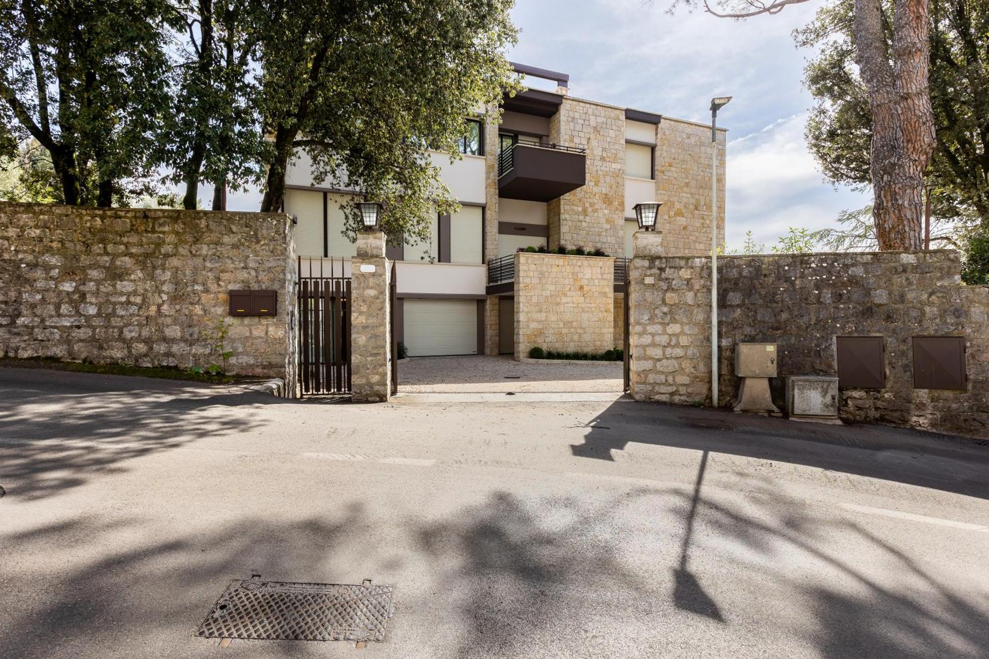 Exclusive Getaway - With Shared Pool & Parking Apartment *
